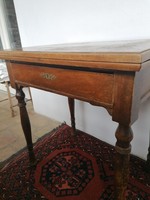 Szétnyitható furnéros, fiókos antik asztal