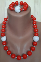 Élénk piros színű, retro stílusú műanyag nyaklánc és karkötő (szett), fehér, szív alakú elemmel