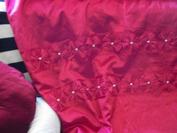 Ciklámen / burgundivörös selyem ágynemű gyöngyökkel