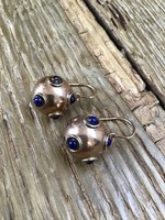 Kézműves aranyozott ezüst gömb fülbevaló lápisz lazuli kövekkel