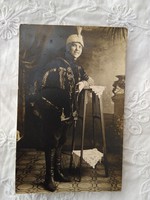 Antik fotólap/képeslap nő díszegyenruhában, fegyverrel 1920 körüli...zselatinos ezüst fotó