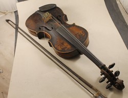 Antik jelzett mesterhegedű vonóval 188
