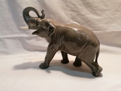 Nagyobb méretű porcelán elefánt szobor