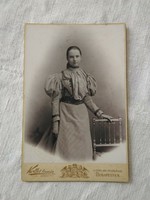 Antik magyar kabinetfotó/keményhátú műtermi fotó, Koller Károly, fiatal lány csíkos ruhában 1896