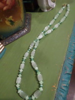 66 cm-es pasztell zöld hántolt , virágformájú és tigrisszem hatású üveggyöngyökből álló nyaklánc .