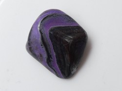 Természetes Szugilit-Vaskvarc-Hematit sávos marokkő ásvány. Ritka kombináció. 4 gramm