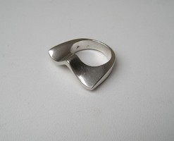Designer ezüst gyűrű modern formával