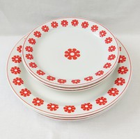 Hollóházi porcelán tányérok piros amőbás