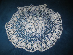 Horgolt terítő ,  finom , vékony fonalból , edőzött  30 cm
