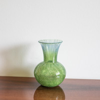 Retro karcagi (berekfürdői) fátyolüveg váza, zöldeskék színátmenetes repesztett üveg váza
