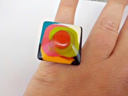 Retro színes műanyag gyűrű
