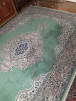Gyönyörű mintázatú zöld árnyalatú tisztítandó nagyméretű gépi perzsa szőnyeg