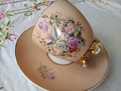Antik, kézzel festett, aranyozott madár/virág motívumos lábacskákon álló, csavart füles teás csésze