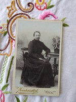 Antik, magyar CDV/vizitkártya/keményhátú fotó nő sötét ruhában Meinhardt Ágoston Pápa 1900 körüli