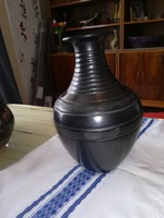 Jelzett fekete kerámia váza régi, szép állapotban