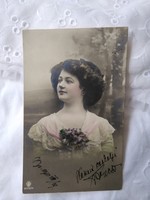 Antik, német kézzel színezett romantikus fotólap/képeslap, hölgy csipke gallérban, virágok 1910