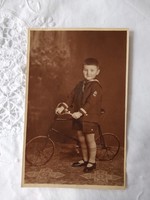Antik magyar szépia műtermi fotólap, 4 éves kisfiú biciklivel/kerékpárral 1932