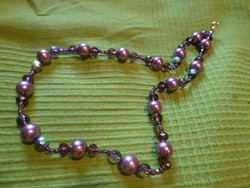 60 cm-es , lilás színű , tekla és lüszteres kristálygyöngyökből álló nyaklánc .