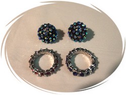 2 db gyűrű és 1 pár klipsz fülbevaló ezüst színben kék és piros kővel