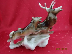 ROYAL DUX  csehszlovák porcelán figura, farkas üldözi a szarvast, hossza 26,5 cm. Vanneki!
