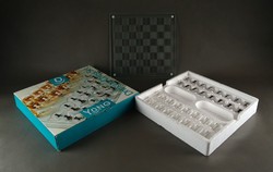 1E874 Felesezős üveg sakk készlet dobozában