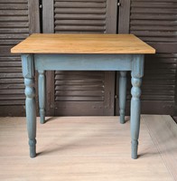 Festett, vintage esztergált lábú asztal, kék