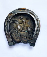Patkó alakú bronz tálka,zsoké lovával.
