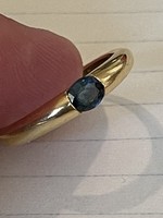 18kr aranyból készült modern gyűrű szép zafirral diszitve eladó!Ara:39000.-