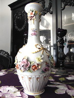 Kézzel festett nagy porcelán váza plasztikus virágokkal