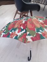 A természet színeiben utazó esernyő