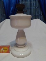 Régi, szakított aljú tejüveg petróleum lámpa