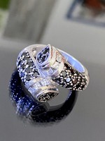 Lenyűgöző ezüst gyűrű fekete és fehér cirkónia kövekkel