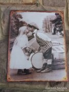 Nosztalgikus vintage fém falikép-dekoráció bájos jelenettel