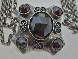 Gyönyörű antik gránátköves ezüstnyakék