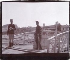 Szerb pézügyőr és csendőr háttérben Veliko Gradište 1902