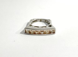 Nagyon csinos ezüst gyűrű- kristály kövekkel