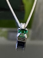 Gyönyörűséges ezüst nyaklánc és Medál szintetikus smaragdtő vel