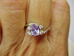 Egyedi szép ezüst gyűrű lilás színű és fehér kövekkel