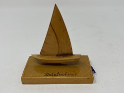 Retro Balatonfüredi emlék, faragott vitorlás, hajó mini fényképekkel