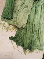 Zöld színű, gyűrt, műselyem női sál