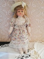 Eladó régi porcelán baba Classique Collection jelzett szép szőke hajjal, virágos ruhában, kalappal!