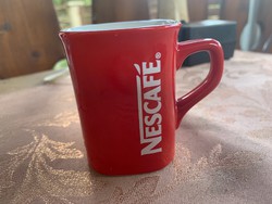 Piros Nescafé bögre, 7,5 x 5,7 cm.