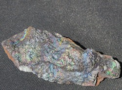 Természetes, irizáló Goethit ásvány. Gyűjteményi darab. 34 gramm