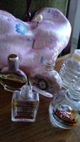 Régi mini parfümös üvegek 5 db ,+ ajándék: régi ,szív alakú brokát levendula párna kalaptűvel