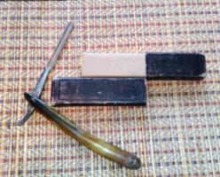 GYŰJTŐKNEK ! Régi,antik kb.100 éves nyeles borotva,eredeti nyomott logos dobozában monogram véséssel