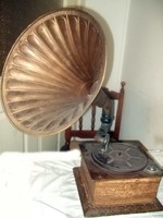 Antik tölcséres gramofon