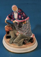 Orosz kézzel festett porcelán figura, A nő, lopó katolikus férfit rejt