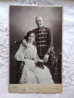 Antik kabinetfotó/keményhátú fotó, férfi díszmagyarban karddal, házaspár Uher Ödön Budapest