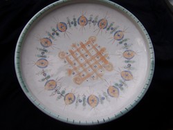 Gorka Géza asztalközép tál /falitál - hibátlan, jelzett d=30,5 cm  Három lábacskán álló kerek forma.