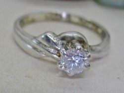 Szép régi stílus, ezüst gyűrű  csiszolt fehér kővel